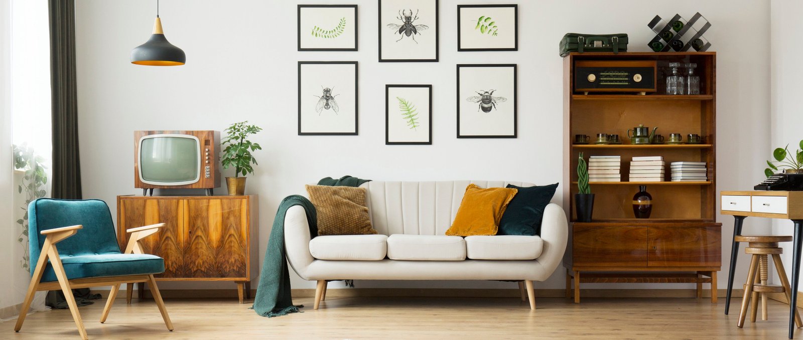 فريق التصميم داخل مصنع تشكيل